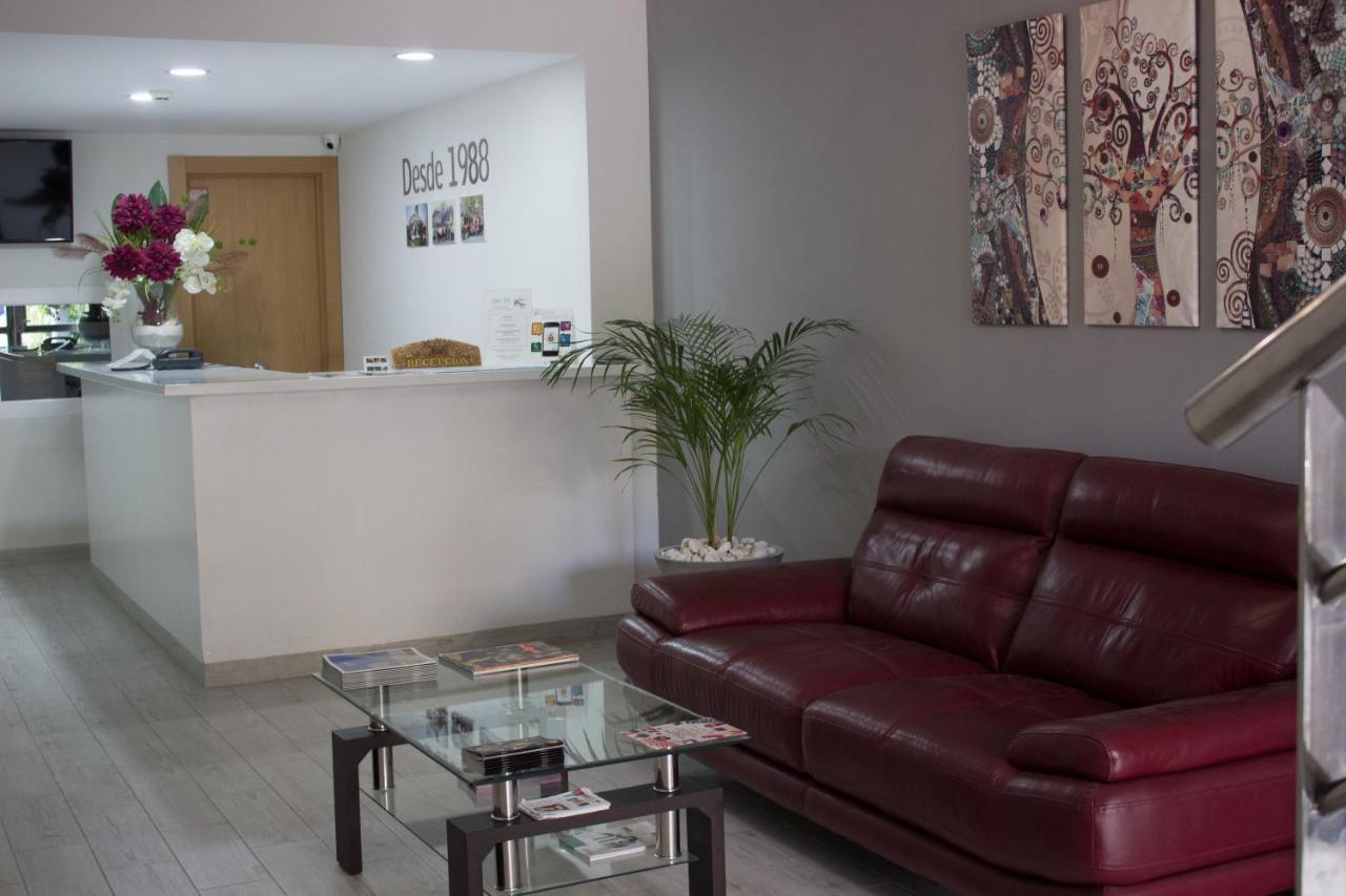 Hostal Mont Royal Alicante Bagian luar foto