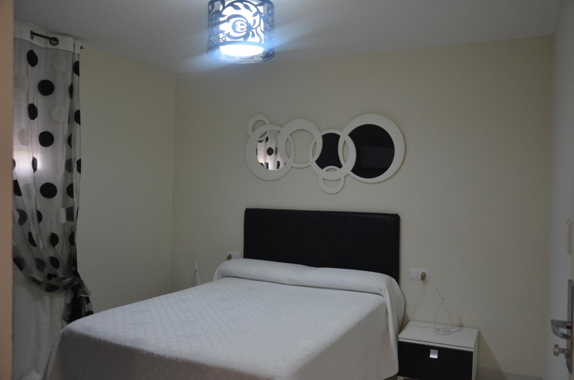 Hostal Mont Royal Alicante Bagian luar foto