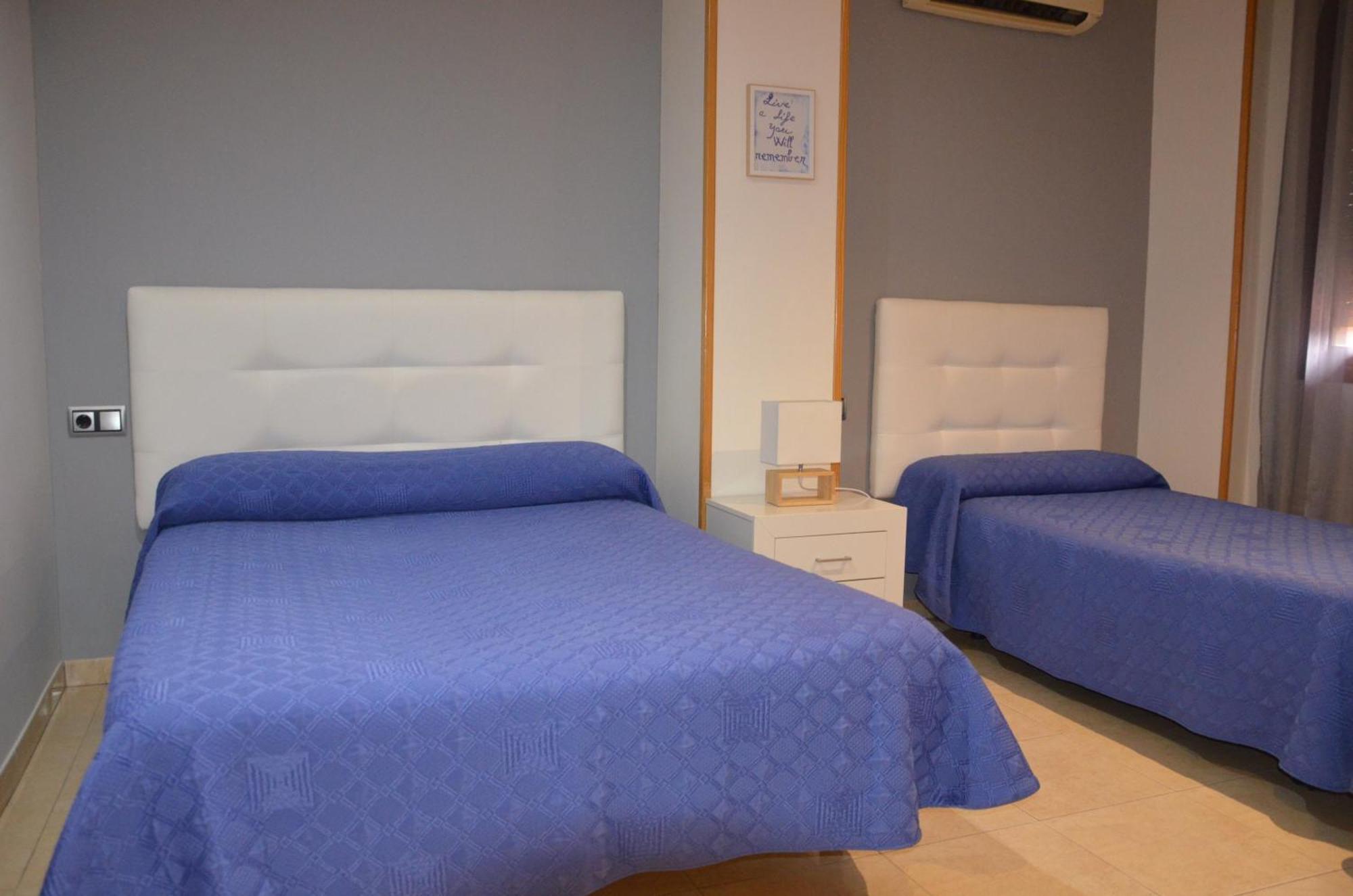 Hostal Mont Royal Alicante Bagian luar foto