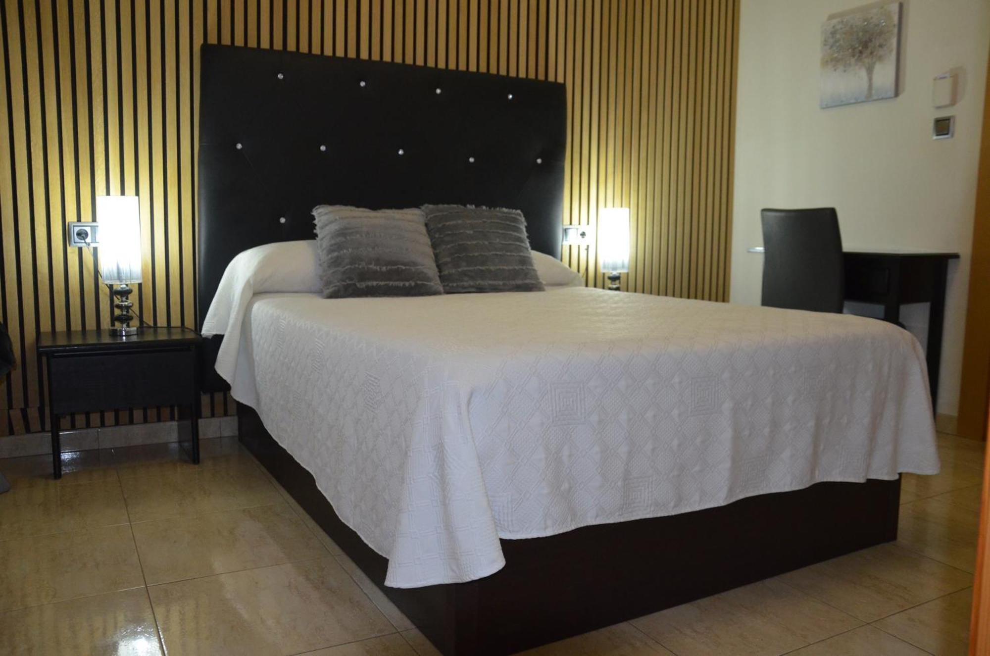 Hostal Mont Royal Alicante Bagian luar foto
