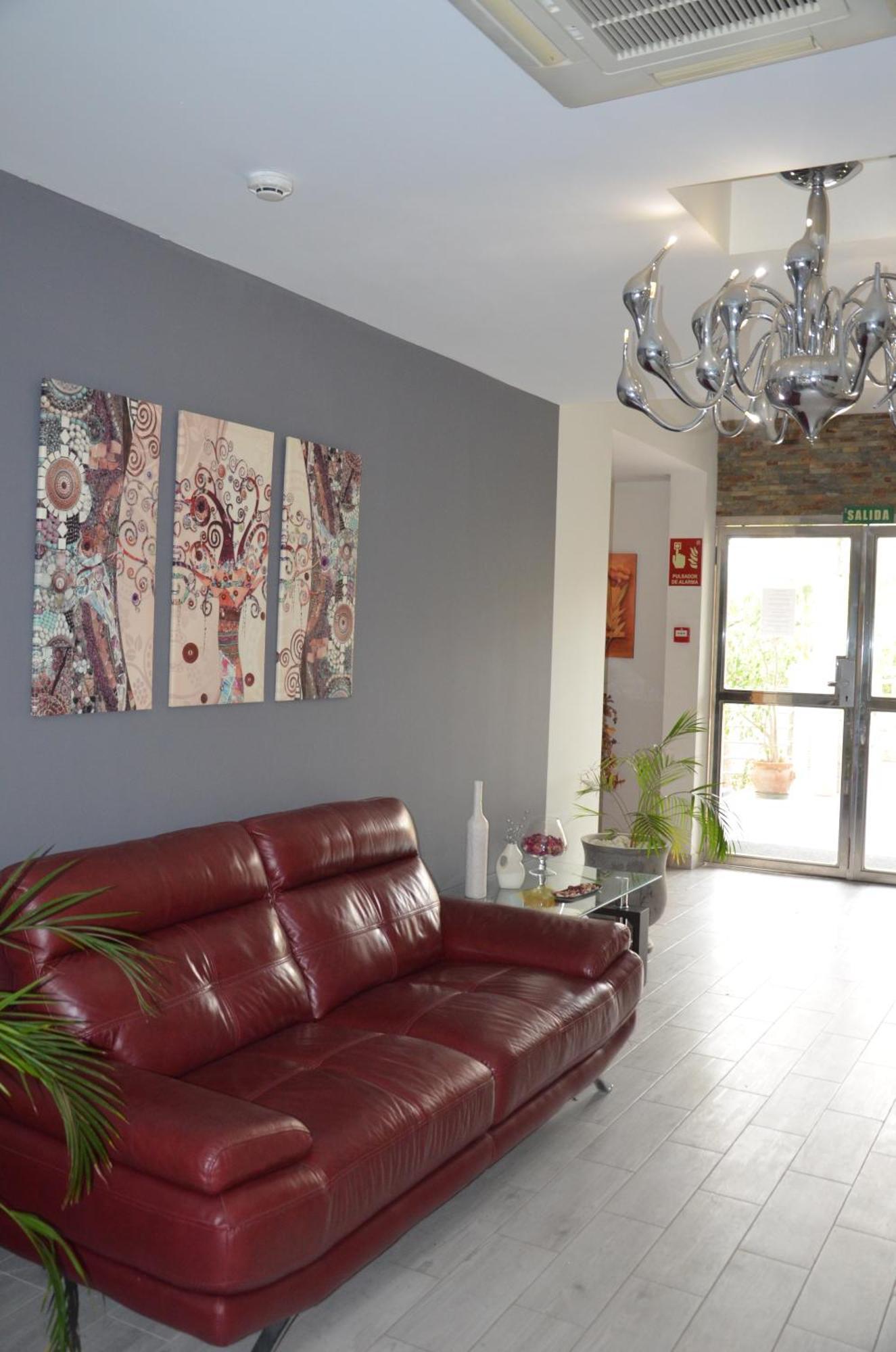 Hostal Mont Royal Alicante Bagian luar foto