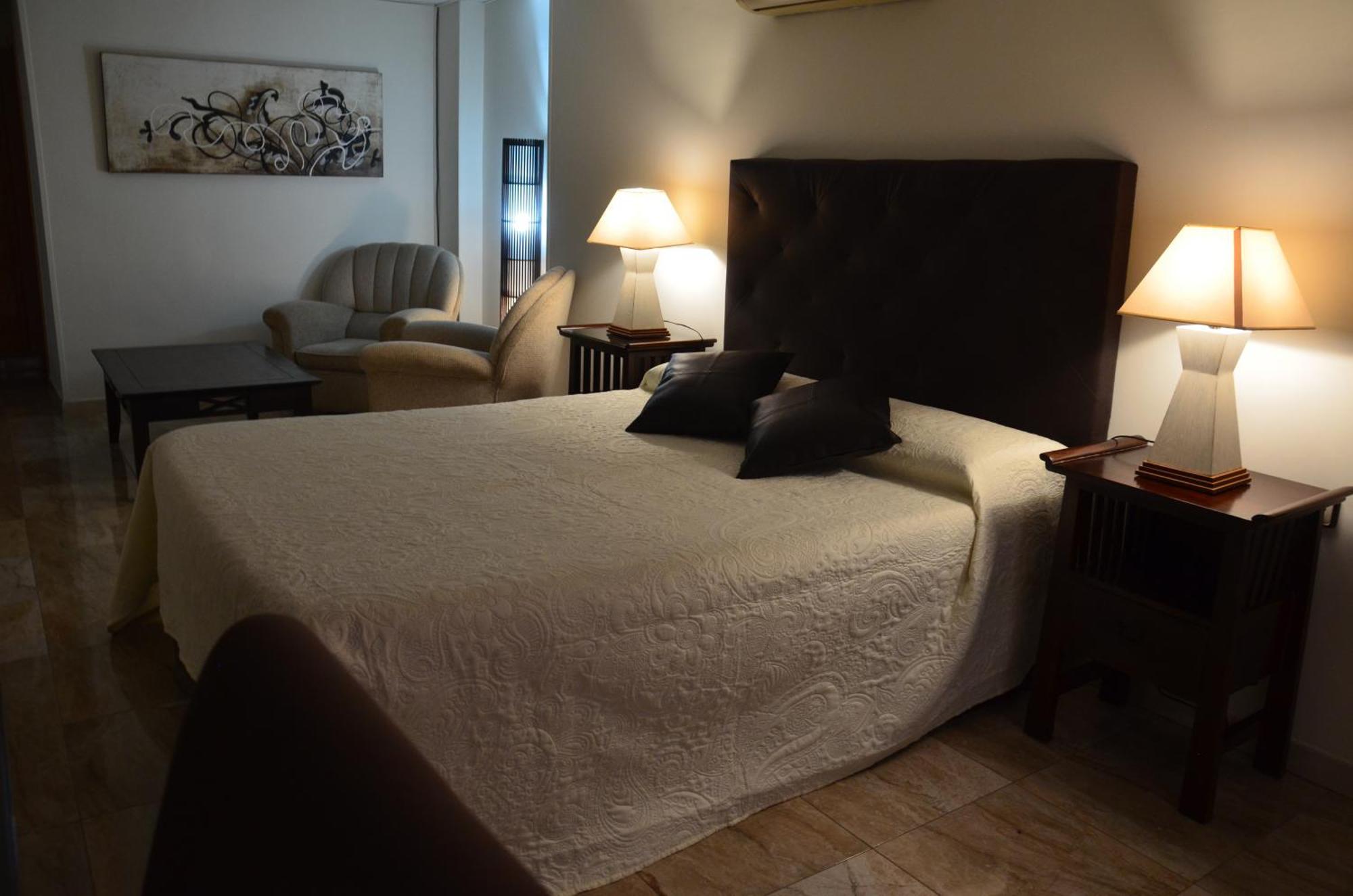 Hostal Mont Royal Alicante Bagian luar foto