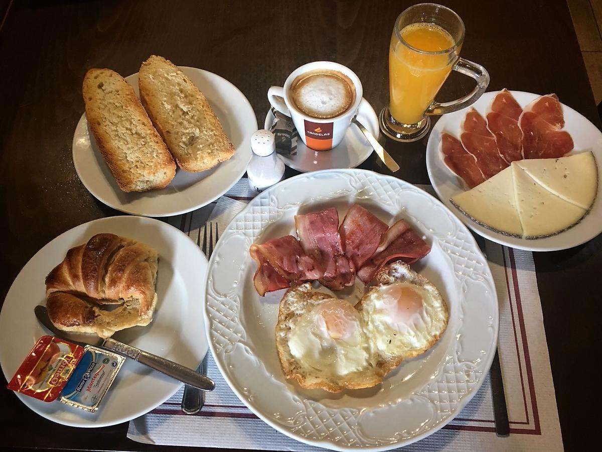 Hostal Mont Royal Alicante Bagian luar foto