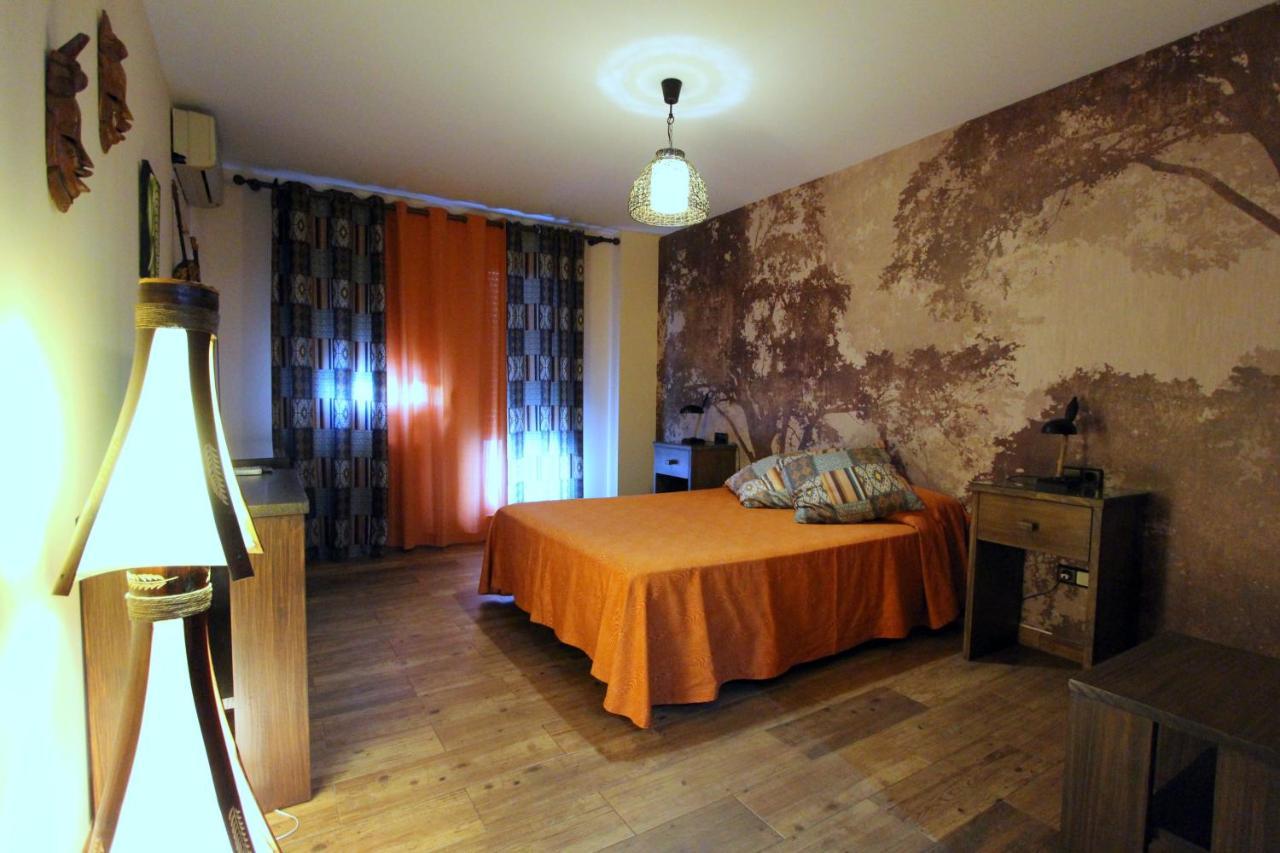 Hostal Mont Royal Alicante Bagian luar foto
