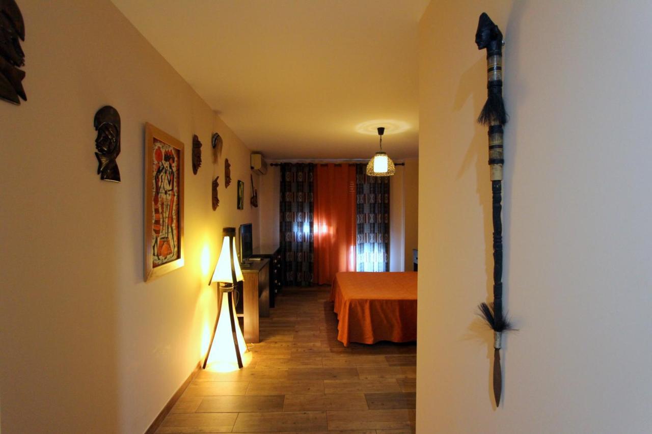 Hostal Mont Royal Alicante Bagian luar foto
