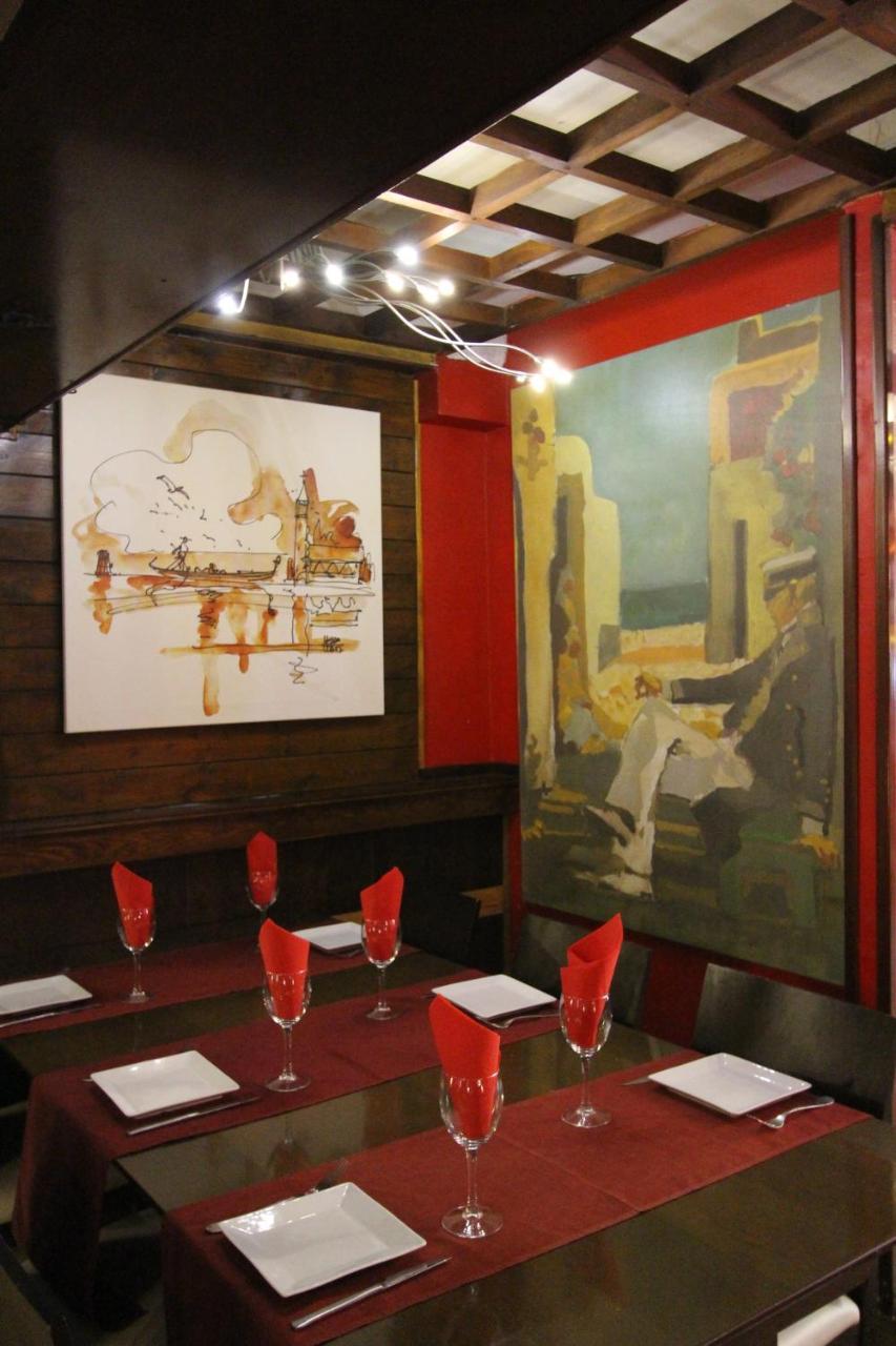 Hostal Mont Royal Alicante Bagian luar foto