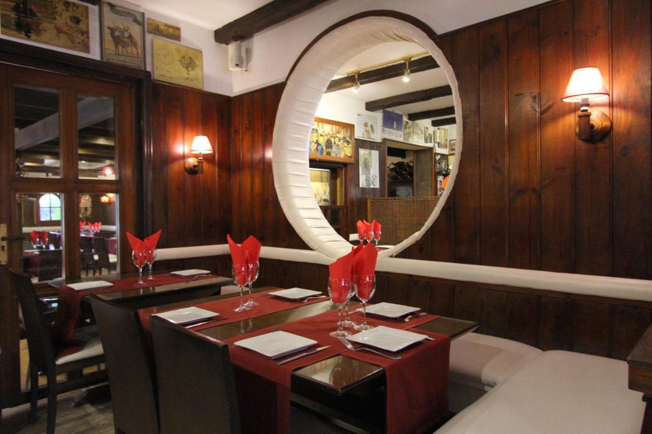 Hostal Mont Royal Alicante Bagian luar foto